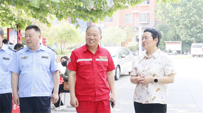 右一 邢海荣.jpg